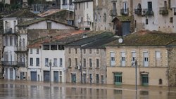 Dans le Lot-et-Garonne, les évacuations "préventives" ont concerné environ 1500 personnes, et plusieurs dizaines en Gironde, notamment à La Réole (photo) où le niveau maximum enregistré (9,85 m) est supérieur à la crue de 2021 (9,70 mètres) selon Vigicrues.