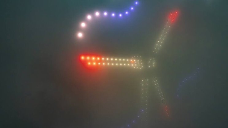 L'énergéticien argovien avait eu l'an dernier recours à un spectacle de drones pour illustrer l'envergure des mâts et pâles prévus pour implantation sur le site de Flumserberg. (archive)
