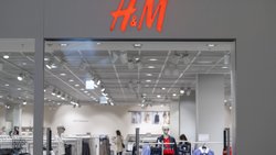 Le repli du chiffre d'affaires trimestriel de H&M a reflète le renforcement de la couronne suédoise et  la réduction du nombre de magasins par rapport à 2025, le groupe ayant fermé l'an dernier les 48 points de vente de sa chaine Monki (archives).