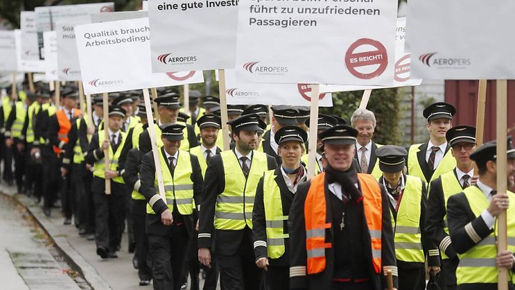 Les pilotes de Swiss ont manifesté jeudi à Kloten (ZH). Ils exigent une amélioration de la convention collective de travail (CCT).