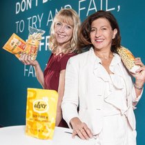 La micro-algue découverte par Mine Uran (à d.) et Majbritt Byskov-Bridges en 2016  est vendue dans différentes préparations alimentaires.