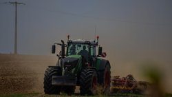 Image d'illustration d'un agriculteur français travaillant dans un champ.