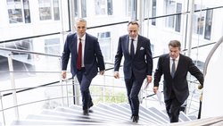 Sergio P. Ermotti, nouvellement nommé directeur général d’UBS, arrivant à une conférence de presse à Zurich le 23 mars 2023, avec le directeur général sortant, Ralph Hamers, et le président de la banque, Colm Kelleher.