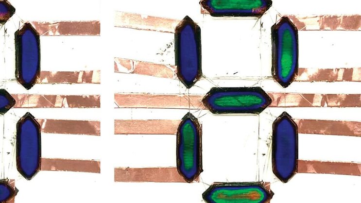 Le nouveau matériau change de couleur en fonction de la température ou par étirement.