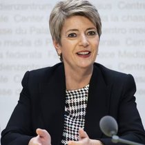 Malgré les protestations, la conseillère fédérale Karin Keller-Sutter veut tout de même taxer les capitaux des rentes.