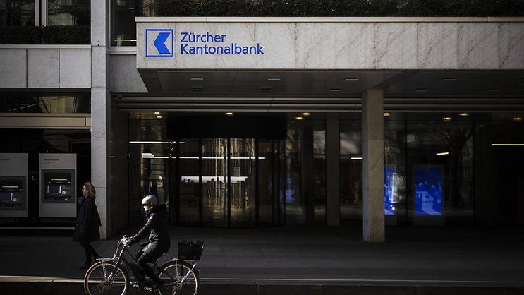 La Banque cantonale de Zurich (ZKB) a été la première à annoncer une hausse de la rémunération de l'épargne après la décision de la Banque nationale suisse (BNS) de relever son taux directeur. (archives)