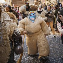 Les empaillés, parmi les personnages les plus emblématiques du Carnaval d'Evolène, défilent le dimanche de l'événement, avec leurs quelque 30 kilos de paille (image d'archive).