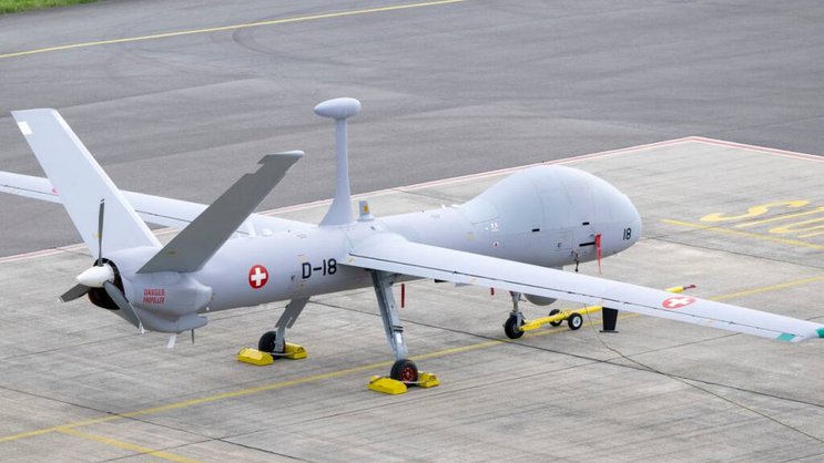 Un drone de reconnaissance Elbit sur l'aérodrome militaire d'Emmen (LU). Tous les drones et le matériel correspondant doivent être livrés aux Forces aériennes d'ici fin 2026, soit environ sept ans plus tard que prévu (archives).