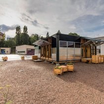 Si le NeighborHub est actuellement implanté à Fribourg, la procédure vise une réimplantation sur un autre site, partout en Suisse, ou à l’étranger, d’ici à 2027.