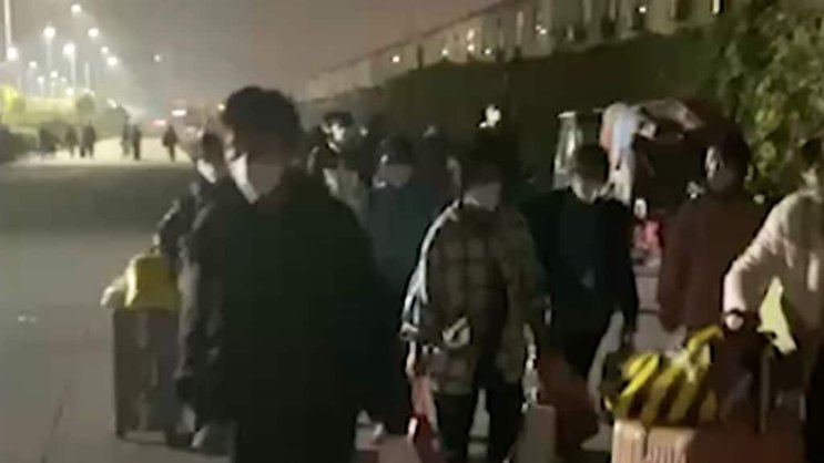 Les travailleurs d'une installation de Foxconn dans la ville de Zhengzhou, dans le centre de la Chine, semblent avoir quitté l'établissement pour éviter les contrôles Covid-19, selon cette photo prise à partir d'une séquence vidéo.