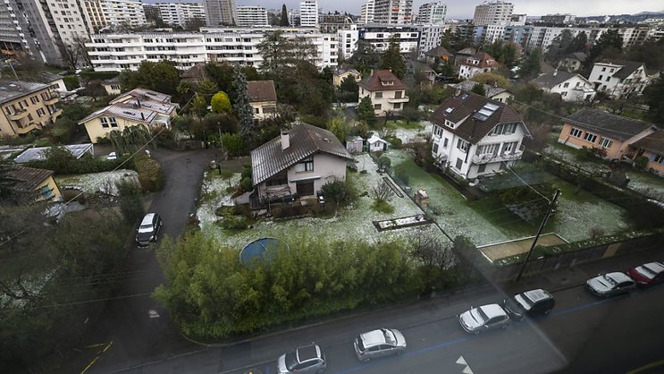La situation qui prévalait pendant la pandémie, avec des aspirants acheteurs prêts à s'éloigner des villes, semble ainsi avoir largement perdu de son ampleur. (Photo/KEYSTONE/Martial Trezzini)