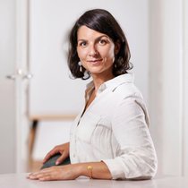 Eglantine Jamet, chercheuse en sciences sociales, cofonde avec Sigolène Chavane, consultante et coach en management, la société Artemia en 2018. Le cabinet de recrutement et de conseil accompagne les entreprises pour une meilleure mixité. Il est présent à Lausanne et à Berne.
