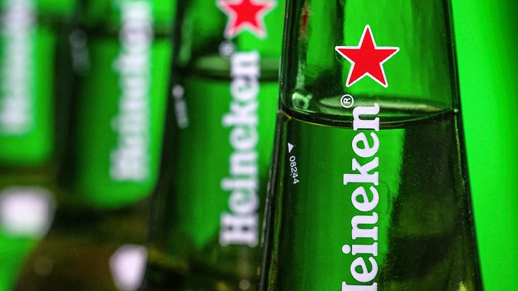 Selon FollowTheMoney, Heineken a bien arrêté la production de sa bière éponyme en Russie, mais a lancé "pas moins de 61 nouveaux produits sur le marché russe l'année dernière". (archives)