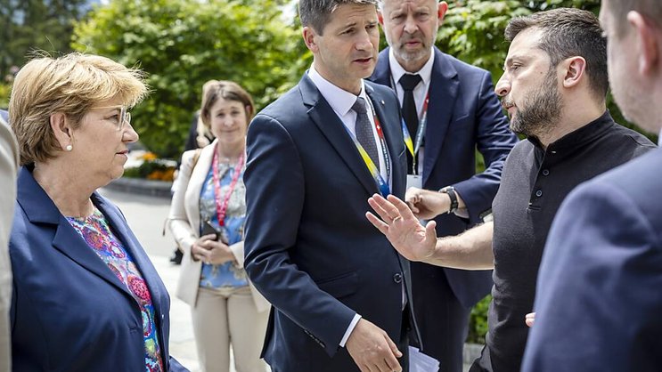 Gabriel Lüchinger, au centre en discussion avec le président ukrainien Zelensky lors du sommet du Bürgenstock en 2024, sera l'envoyé spécial du Conseil fédéral pour les relations avec les Etats-Unis (archives).