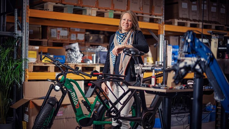 Un exemple de durabilité: Miloo (ici sa cofondatrice Anna Bory) a conçu un vélo fabriqué avec des capsules Nespresso recyclées.