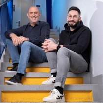 Alain Joseph (à g.) a choisi la voie du MBO pour la transmission de son entreprise, donnant accès au capital à Bastien Sauve (à dr.), le CEO. Un choix qui vise à préserver la culture interne et à stabiliser la gouvernance.