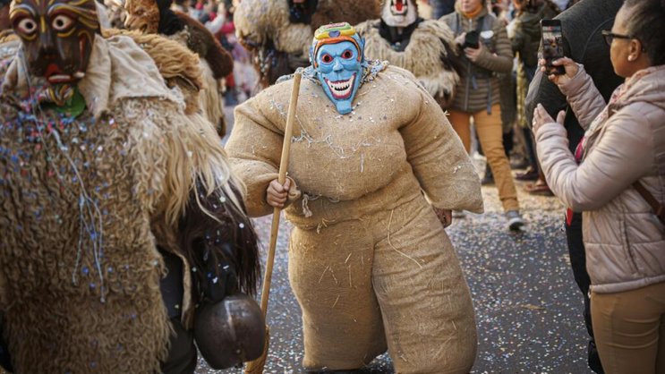 Les empaillés, parmi les personnages les plus emblématiques du Carnaval d'Evolène, défilent le dimanche de l'événement, avec leurs quelque 30 kilos de paille (image d'archive).