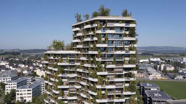 Lorsque l'immobilier s'adapte à la chaleur: la résidence Aglaya à Rotkreuz (ZG) reste fraîche grâce à sa façade claire et à sa végétalisation.