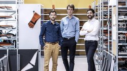 Maximilian Boosfeld (au centre), Basil Weibel et Elias Kleimann. Leurs drones sont utilisés dans 71 pays.