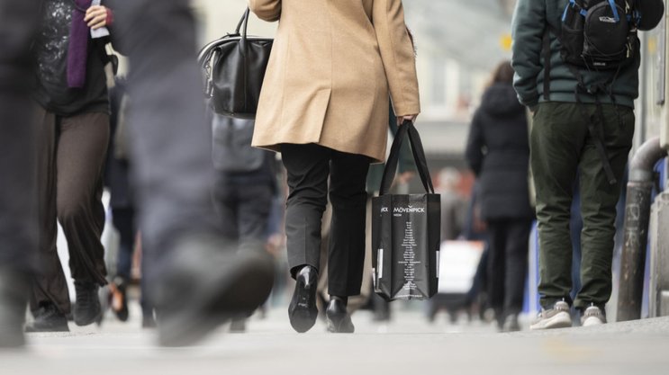 Un enjeu de rétention des talents: en Suisse, de nombreuses femmes réduisent leur temps de travail ou freinent leur carrière à cause des symptômes de la ménopause. Face à la pénurie de main-d'œuvre, les entreprises apprennent à briser ce tabou pour garder leurs collaboratrices expérimentées.