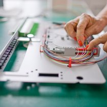 La disponibilité des composants électroniques notamment s'étiole, alors que leur prix emprunte le chemin des cimes.