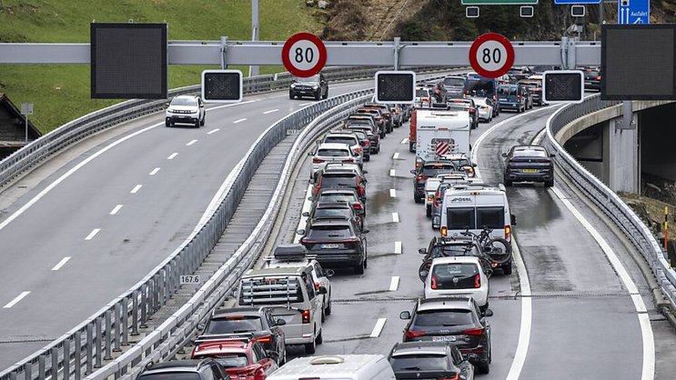 Samedi dernier déjà, un embouteillage s'est étiré sur 10 km au portail nord du tunnel du Gothard, dans le canton d'Uri, en direction du sud. Cet axe devrait voir de nombreux bouchons et un trafic dense dès mercredi et durant toute la période de Pâques.