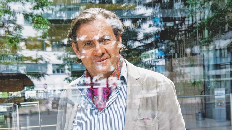 Après un doctorat à l’EPFZ et une carrière dans la pharma, Benoît Dubuis a fondé et dirigé la Faculté des sciences de la vie de l’EPFL. Il préside la Fondation pour l’innovation technologique et des sciences de la vie Inartis. Parmi ses nombreuses autres casquettes, il est également directeur du Campus Biotech.