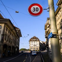 L'introduction assez large du 30 km/h en ville de Fribourg en octobre 2023 suscite une vive discussion dans le canton depuis entre centre-droit et gauche (archives).