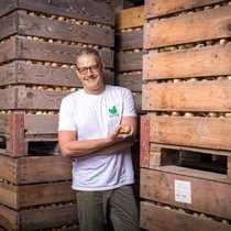 Avril 2023: Dominique Locher reprend la présidence de Farmy. Ici au domaine agricole de la famille Jean-Pierre Ducret, à Ecublens. En juin 2023, le trio dirigeant annonce avoir pu lever 10,5 millions de francs.