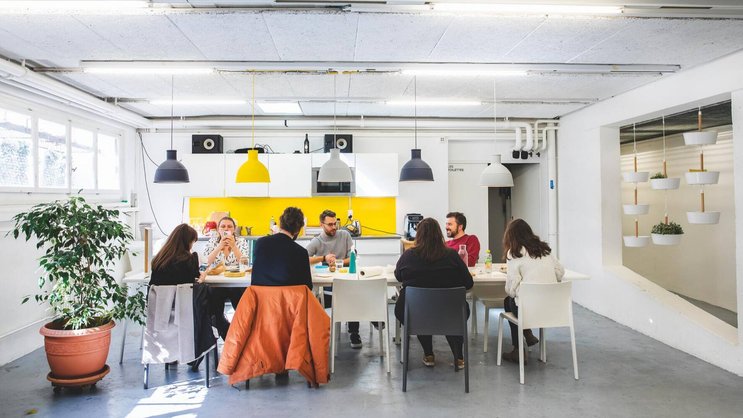 Studio Banana (photo) est spécialisée dans la transformation d’espaces de travail. Pour l’agence lausannoise, «le m2 est devenu trop cher pour s’imaginer que l’on se rend au travail pour envoyer des e-mails, seul devant son écrant».