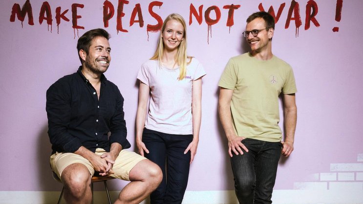 De la viande végétale à partir de fibres et de protéines issues de pois, d’avoine et de tournesol: l’équipe de Planted avec Pascal Bieri (à g.), Judith Wemmer et Lukas Böni.
