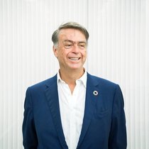 Avec André Hoffmann, le vice président du groupe pharmaceutique Roche, on dépasse les traditionnels clivages: milliardaire-militant; gauche-droite; employé-patron; écologie-capitalisme... Fils de l’ornithologue et cofondateur du WWF Luc Hoffmann, il investit également dans des projets novateurs liés à la durabilité et à la transition énergétique.