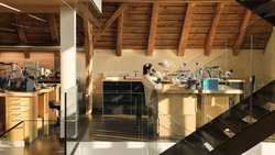1500 m2: la surface de la Maison des Métiers d’art, à La Chaux-de-Fonds, dans laquelle Cartier a décidé de réunir sous le même toit les métiers d’art au service de l’horlogerie. Une cinquantaine de collaborateurs s’y activent sur les quatre niveaux que compte cette ancienne ferme.