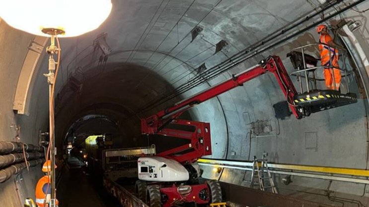 Le Service suisse d'enquête de sécurité (SESE) a reçu en 2022 de nombreuses annonces d'incidents dans les domaines de l'aviation et du trafic ferroviaire. Actuellement, il enquête sur le déraillement d'un train de marchandises dans le tunnel du Gothard (Image symbolique).