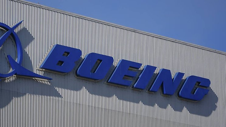 Boeing avait également annoncé vendredi 5 milliards de dollars de charges avant impôts dans ses comptes au troisième trimestre, en partie dues à la grève, ainsi que l'arrêt de la production du 767 Fret. Ses résultats trimestriels seront publiés le 23 octobre. (AP Photo/Lindsey Wasson)
