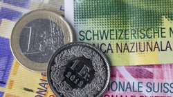 En 2026, la vigueur du franc suisse permet aux voyageurs helvétiques de préserver leur pouvoir d'achat, rendant les séjours dans la zone euro, en France ou en Norvège particulièrement abordables. Toutefois, l'inflation locale vient nuancer cet avantage, rendant des destinations autrefois très compétitives comme la Turquie moins attractives, au profit du Portugal ou de opportunités sur le marché suisse.