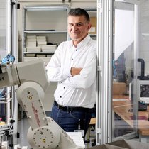 Gilles Beljakovic est directeur de NiD depuis janvier 2021.  L'entreprise fabrique aussi des passeports pour différents pays mais pas pour la Suisse.