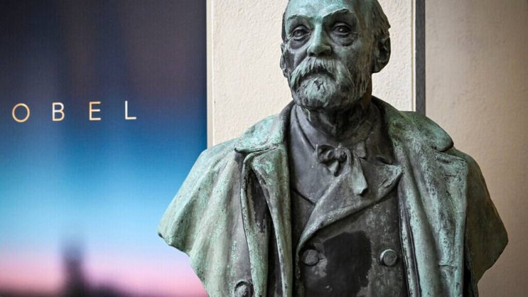 Le monde littéraire attend jeudi avec impatience de connaître le nom de l'auteur ou de l'autrice, qui va recevoir le Prix Nobel de littérature. Photo: un buste d'Alfred Nobel, exposé à l'Institut Karolinska à Stockholm.