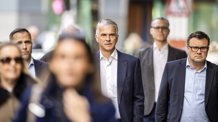La banque dirigée par Sergio Ermotti (au centre) a été condamnée à une amende de 730 millions d’euros pour démarchage illicite et blanchiment aggravé de fraude fiscale, ainsi qu’à 105 millions d’euros en dommages et intérêts au profit de l’Etat français.