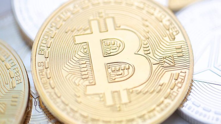 Le bitcoin a atteint un nouveau record, dépassant la barre des 71'000 dollars, la demande pour cette cryptomonnaie ayant bondi grâce aux perspectives de baisse des taux d'intérêt aux Etats-Unis dans les prochains mois. (archives)