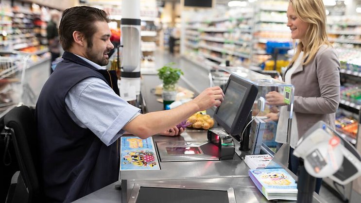 Le service Coop Finance+ a été développé en coopération avec la banque argovienne Hypothekarbank Lenzburg et permettra notamment le retrait d'espèces dans les magasins de l'autre géant orange (archives).