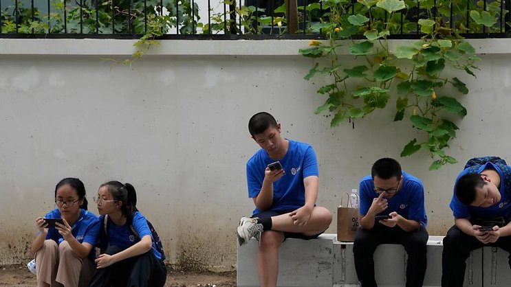Le bénéfice net pour le dernier trimestre 2023, lui aussi présenté mercredi, a chuté de 75% sur un an, à 27 milliards de yuans. (AP Photo/Ng Han Guan)