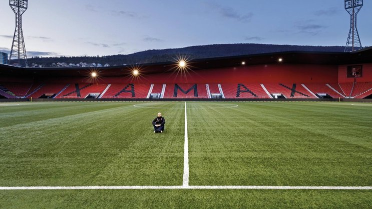 7 mars 2020: Joël Magnin, entraîneur de Neuchâtel Xamax, pose dans le stade vide de la Maladière.