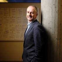 Professeur d’économie à l’Université de Lausanne, Marius Brülhart passe pour l’un des meilleurs connaisseurs des questions liées au thème de l’héritage. Spécialiste en matière de fiscalité, il est l’auteur de la publication de référence «Les héritages en Suisse: évolution depuis 1911 et importance pour les impôts», (2019) dans la revue Social Change in Switzerland. Il a conseillé plusieurs organisations de politique publique, notamment la Banque mondiale, la Commission européenne, l’OCDE et divers organismes gouvernementaux suisses.