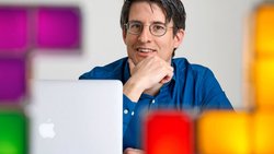 Johan Rochel a étudié la philosophie et le droit. Aujourd'hui, il fait un pont entre ces deux disciplines en traitant de sujets tels que la migration, la politique internationale ou l'innovation.