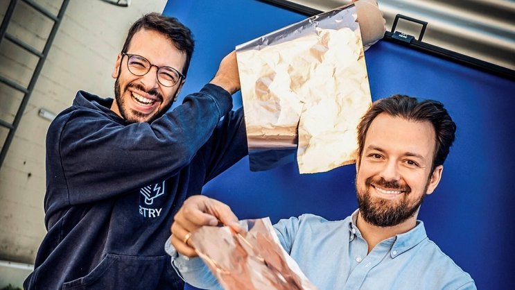 Une batterie qui ressemble à du papier aluminium: Abdessalem Aribia (à g.) et Moritz Futscher.