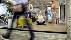 Pourquoi ne pas essayer le yoga ? Les entreprises devraient s’efforcer d’offrir à leurs employés un environnement stimulant et motivant.