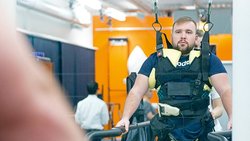 Les chercheurs Grégoire Courtine et Jocelyne Bloch, de l’EPFL et du CHUV, ont réalisé un implant sans fil qui envoie des stimulations électriques dans la moelle épinière des personnes paraplégiques.