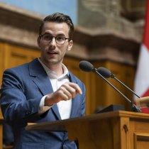 Le parlementaire zurichois PLR Andri Silberschmidt-Buhofer soutient un projet permettant aux hôpitaux et aux assureurs de convenir des tarifs indexés sur la qualité des prestations.