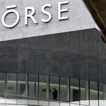 A la Bourse suisse, l'indice vedette SMI crevait le plafond, signant à 15h35 un plus haut historique à 13'567,40 points. Le SLI avançait lui de 0,92% à 2160,61 points, tandis que le SPI prenait 1,29% à 18'664,81 points.